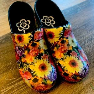 Spring Sanita clogs! Size 39. Practically brand new!